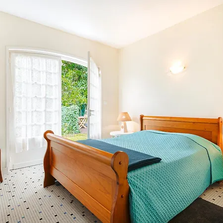 Longere Proche Et Foret