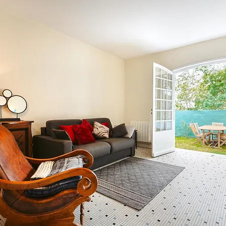 Longere Proche Et Foret